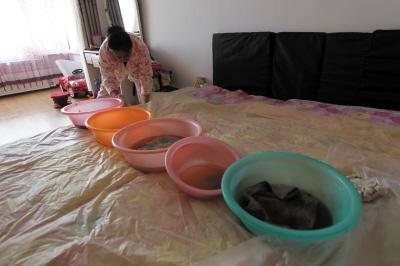 河西楼上漏水，住户失联，小区没物管，业主维权难！律师来支招……